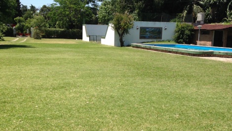 Casaquinta con pileta, cancha de paddle y gran parque con arcos de fútbol con red - alquiler temporario, eventos